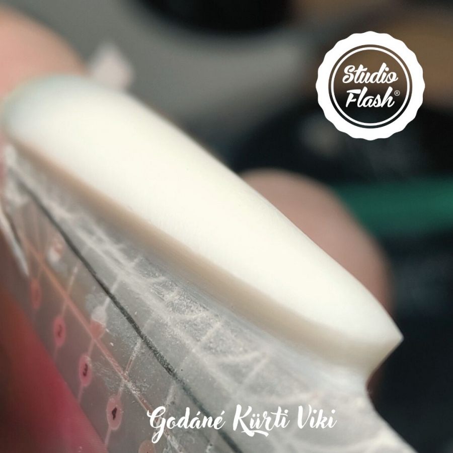 Körömágyhosszabbítás kialakítása orosz mandulához, extrém hosszban.