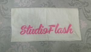 Törölköző - fehér pink - hímzett 50X100cm - StudioFlash