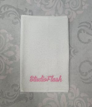 Törölköző - fehér pink - hímzett 30X50cm - StudioFlash