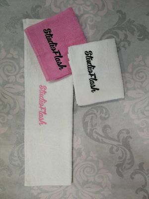 Törölköző - pink fekete - hímzett 30X50cm - StudioFlash